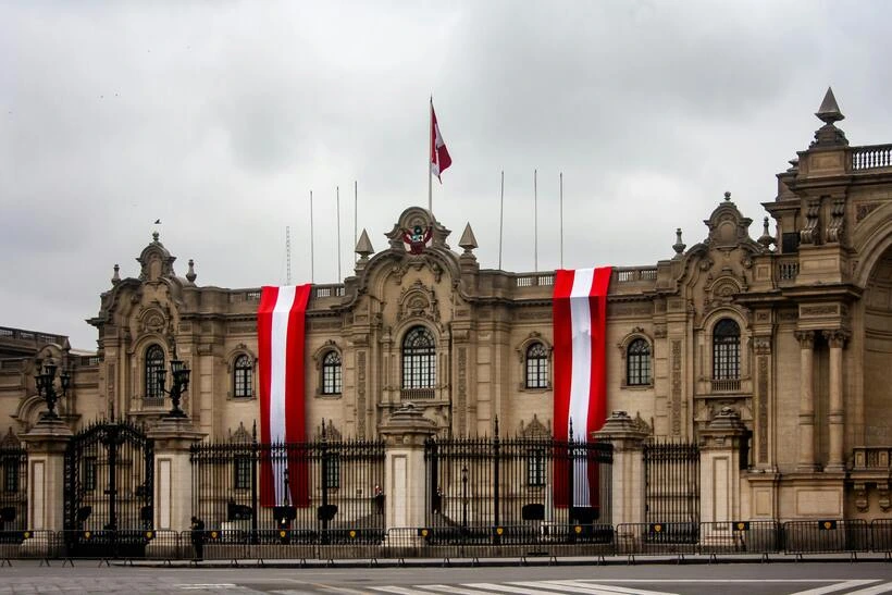 peruvian-flag-peru-government-palace | Peruvian Sunrise